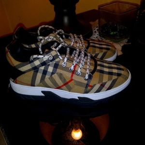 Size 2 kids burberry shoes